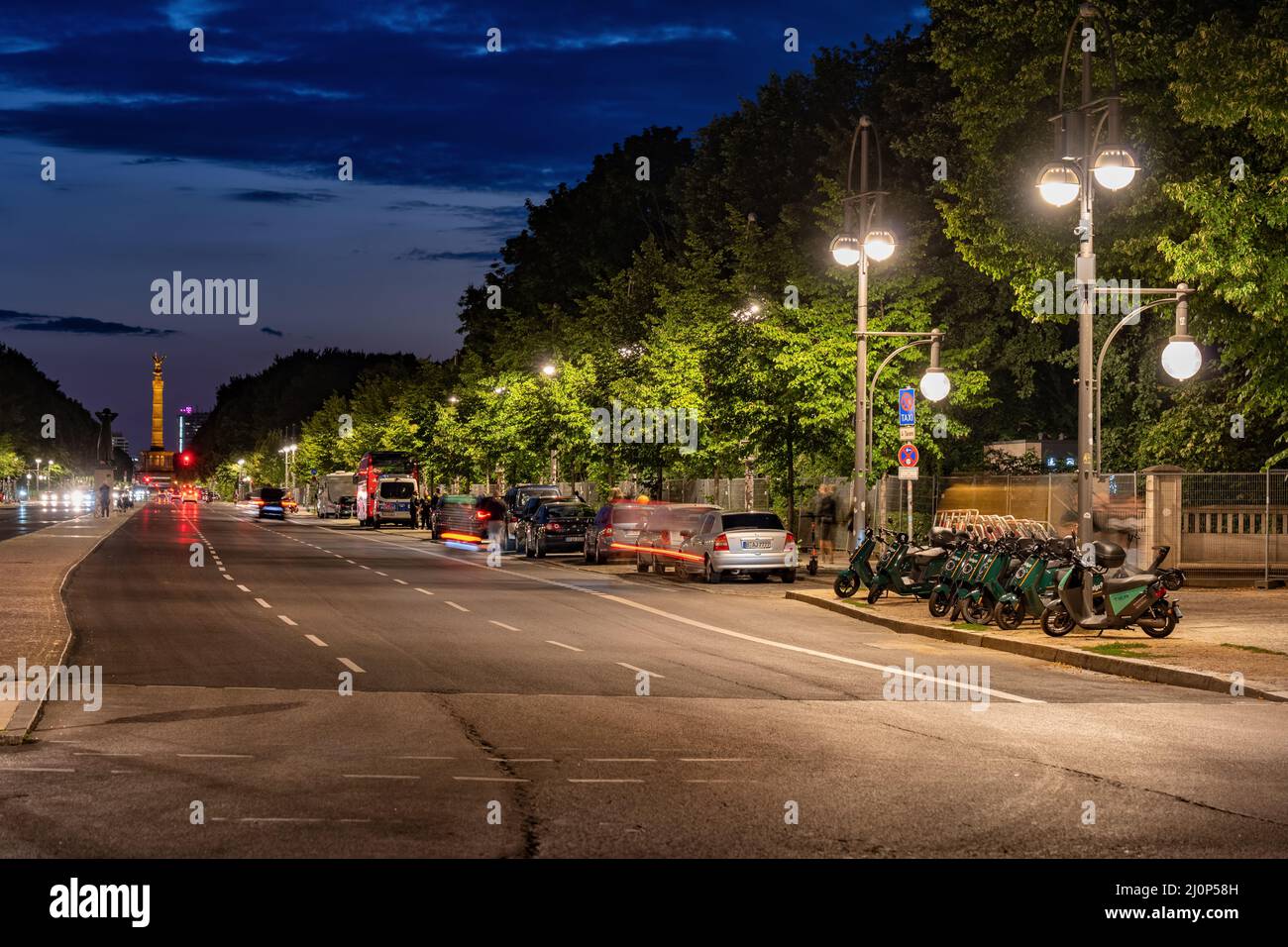 Notte alle 17th di June Street (Straße des 17. Juni) lungo Tiergarten nel centro di Berlino, Germania. Foto Stock
