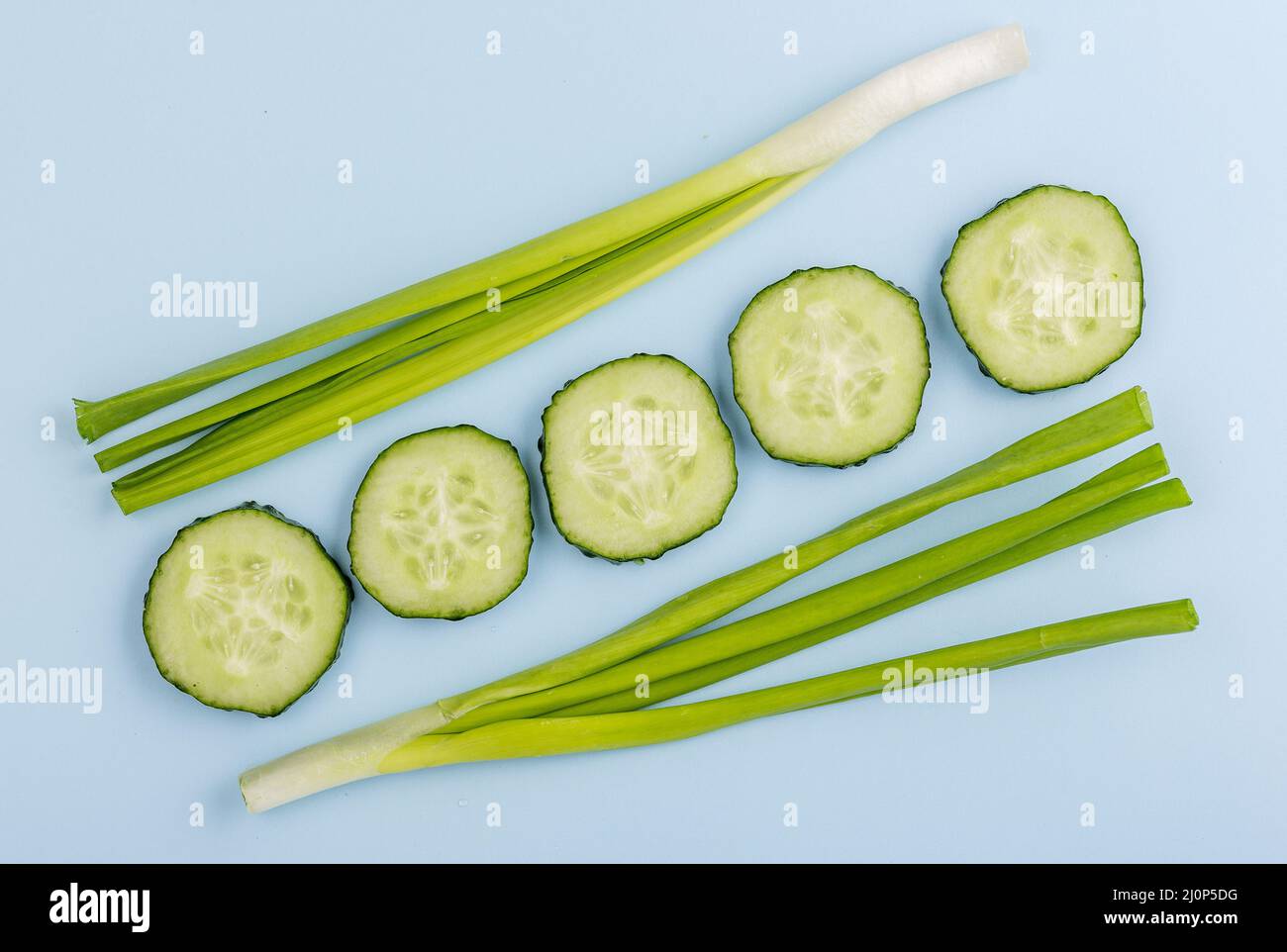 Vista dall'alto cipolla primaverile con fette di cetriolo. Alta qualità e risoluzione bellissimo concetto di foto Foto Stock