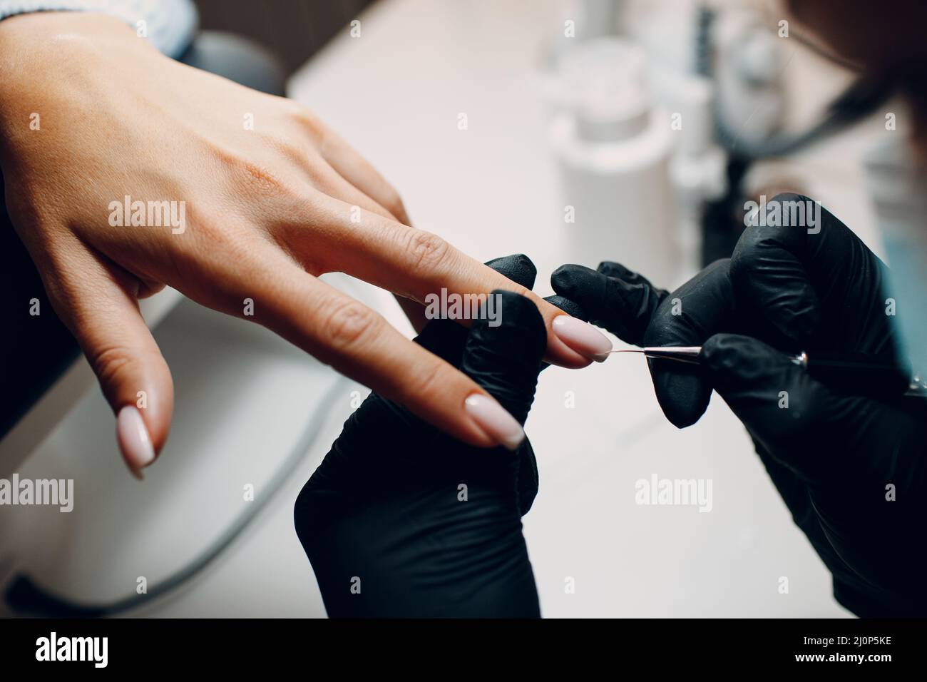 Manicure processo femmina mani unghie dita lucidare Foto Stock