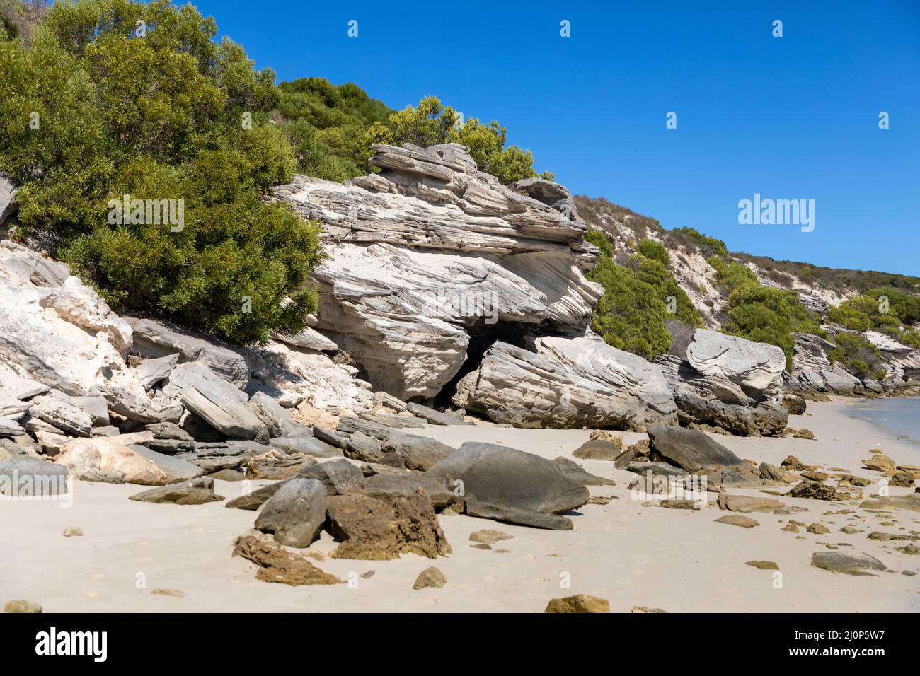 Rocce erose sulla spiaggia della laguna di langebaan in Sud Africa Foto Stock