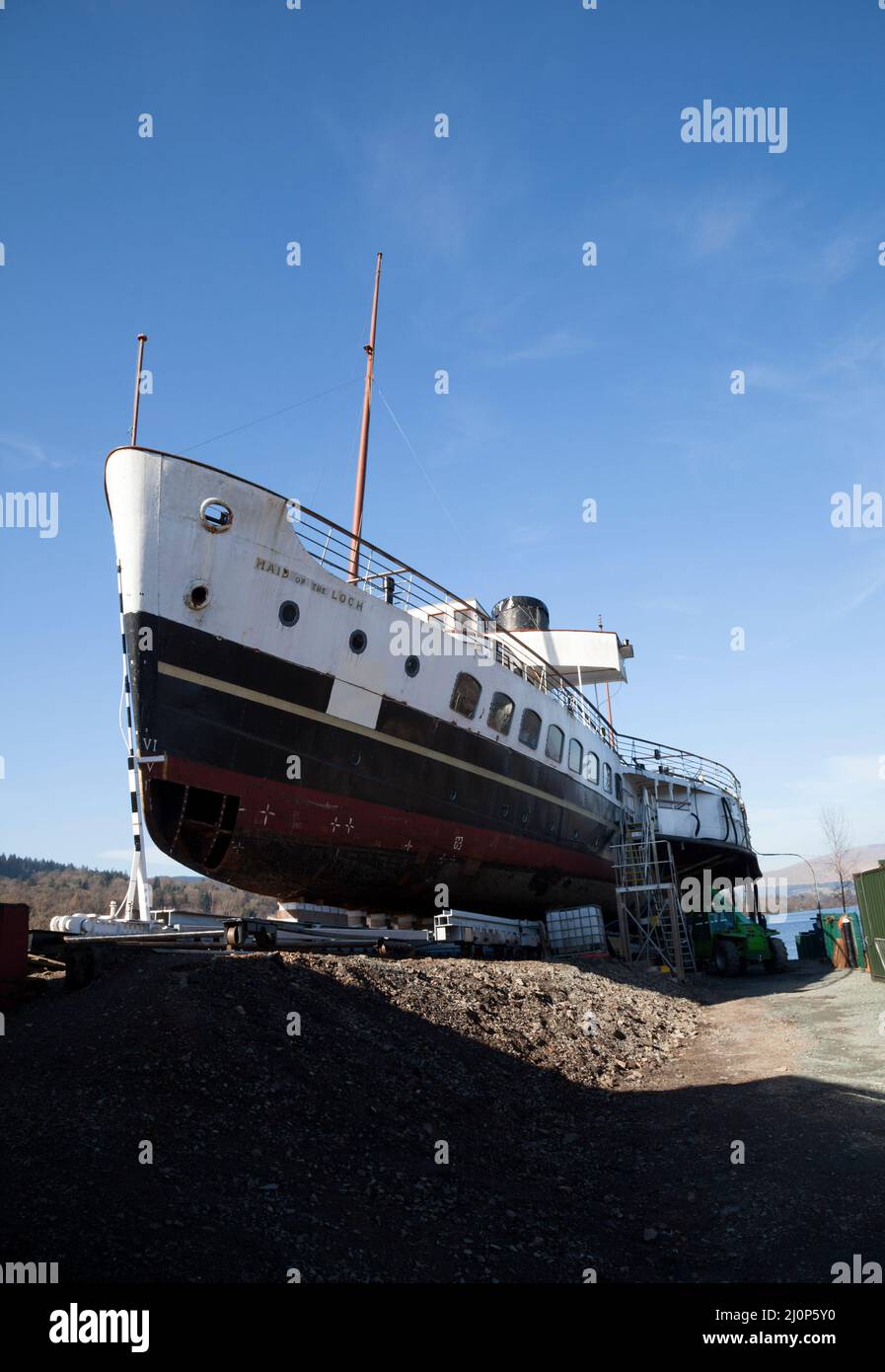 Nave a vapore Maid of the Loch a Balloch, Loch Lomond, Scozia. Tolto dall'acqua per il restauro, la Maid sta attualmente effettuando riparazioni al suo hul Foto Stock