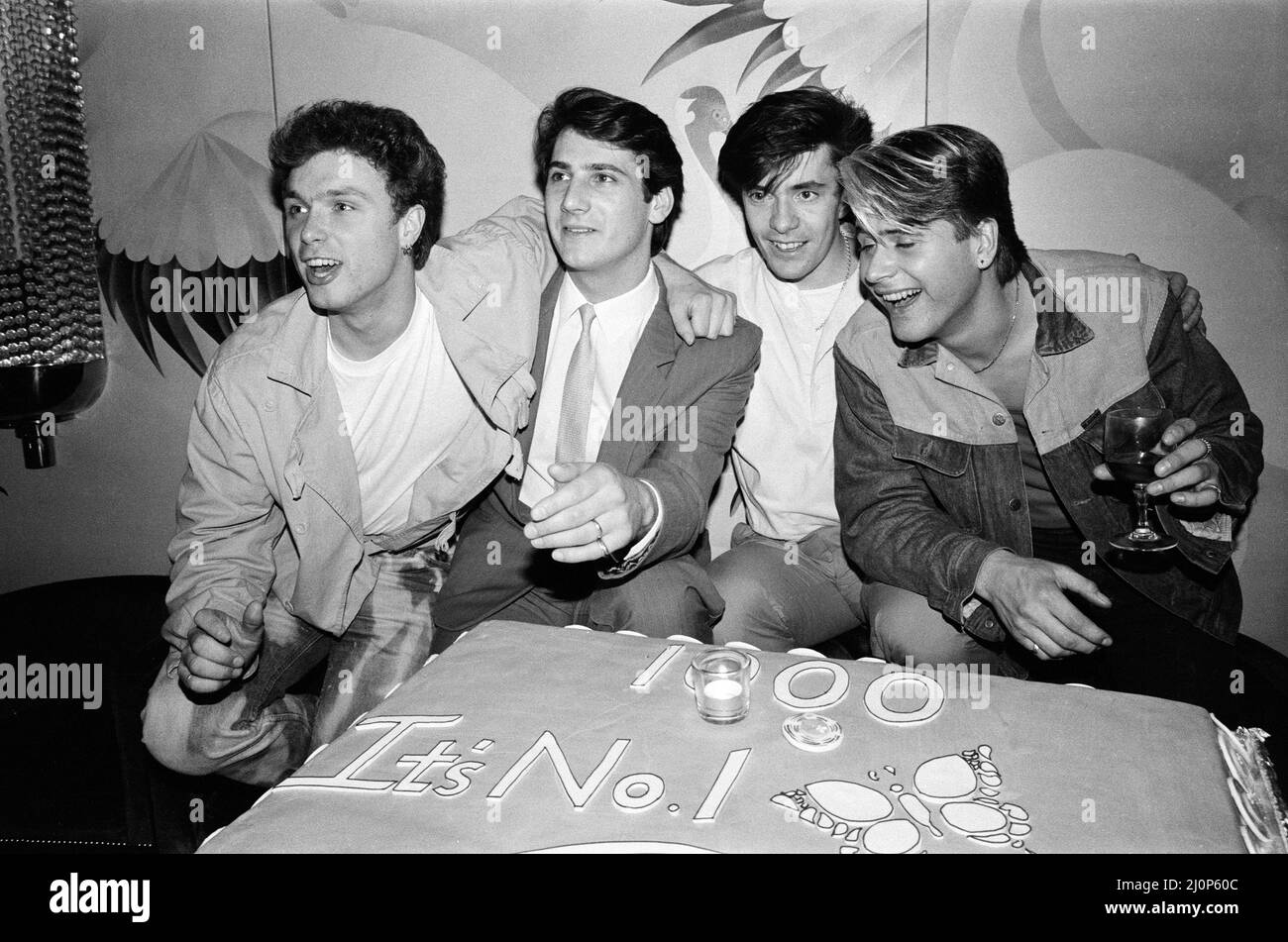 Parte superiore della festa di programma di Pops 1000th. Nella foto, i membri del Balletto Spandau con la torta Top of the Pops al night club Gardens di Kensington, Londra. 5th maggio 1983. Foto Stock