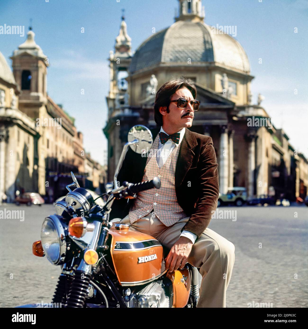 Vintage Rome 1970s, uomo alla moda a cavallo di una moto Honda, Piazza di  Populo, Italia, Europa Foto stock - Alamy
