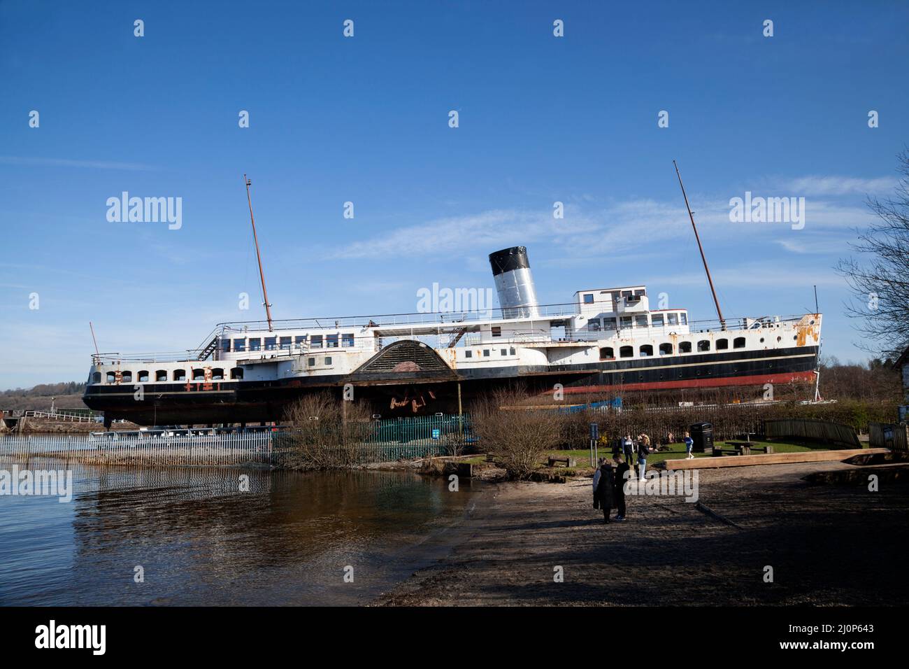 Nave a vapore Maid of the Loch a Balloch, Loch Lomond, Scozia. Tolto dall'acqua per il restauro, la Maid sta attualmente effettuando riparazioni al suo hul Foto Stock