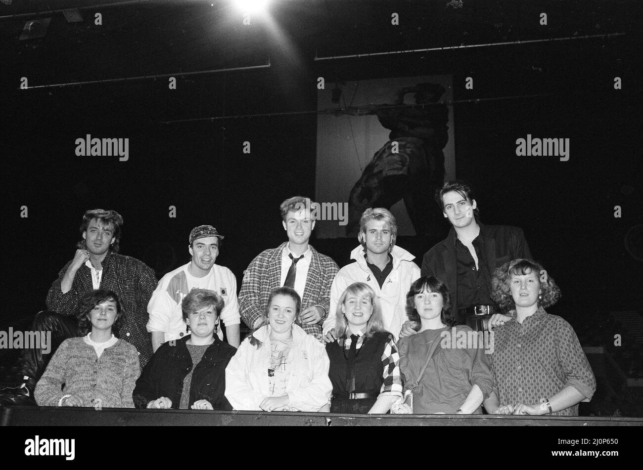 Sei giovani donne hanno incontrato Spandau Ballet (Martin Kemp, John Keeble, Gary Kemp, Steve Norman e Tony Haldey) alla Wembley Area, parte del loro premio in un Daily Mirror Rock & Pop Competition. 7th dicembre 1984. Foto Stock