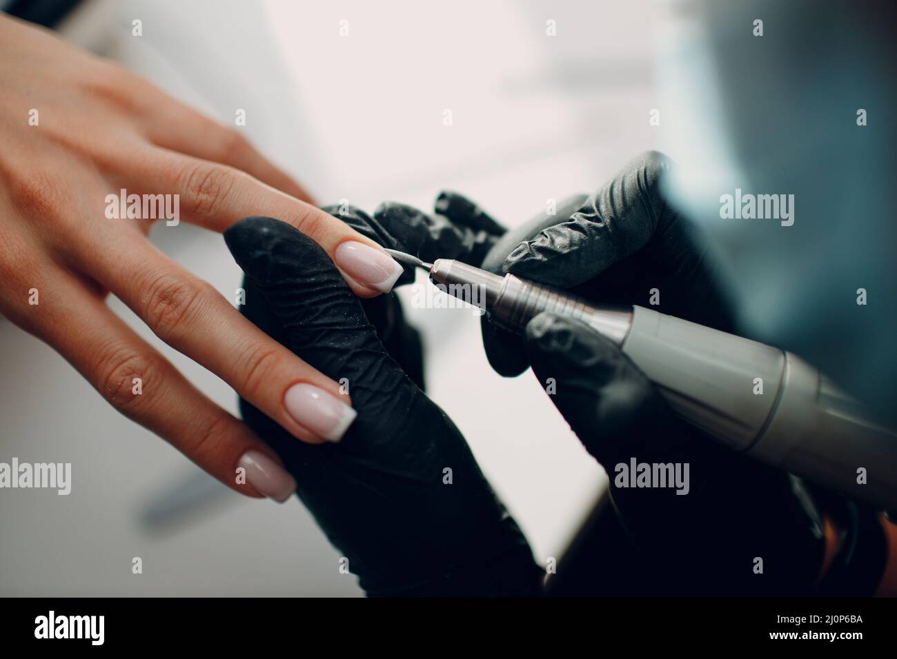 Manicure processo femmina mani unghie dita lucidare Foto Stock