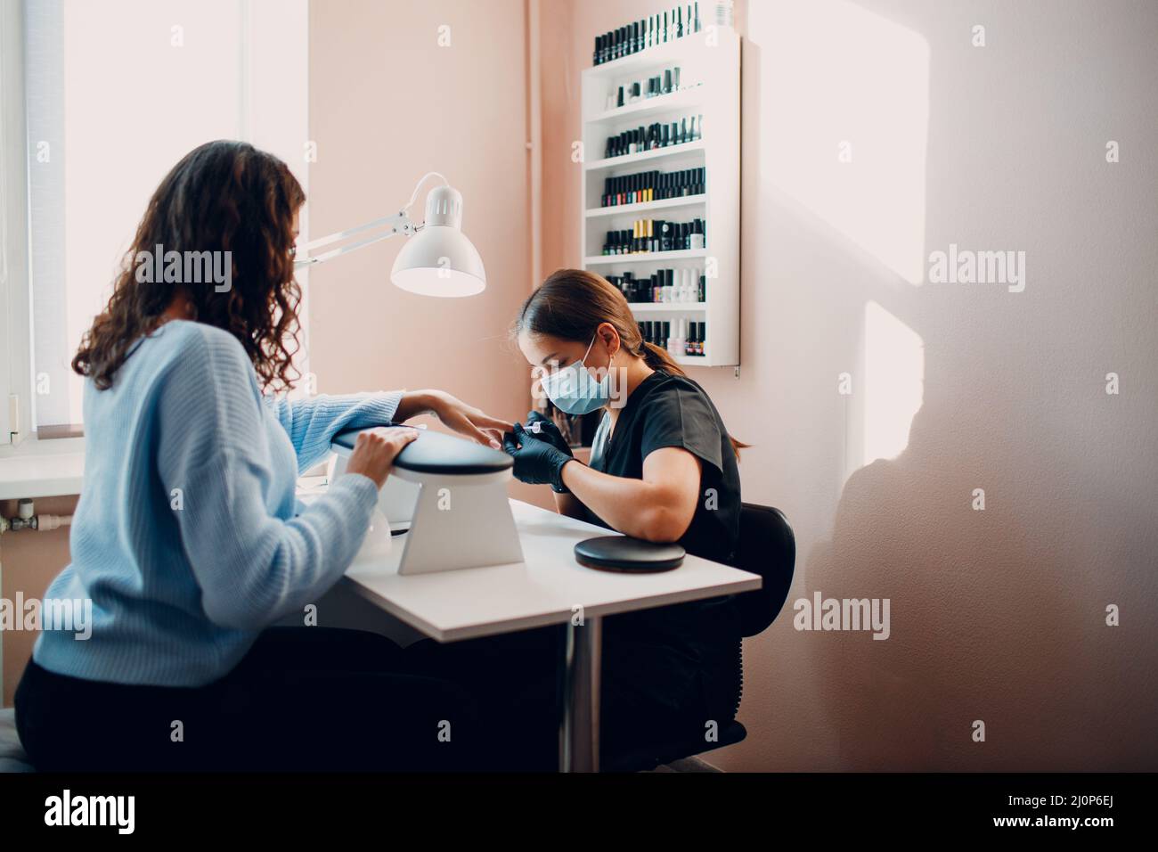 Manicure processo femmina mani unghie dita lucidare Foto Stock