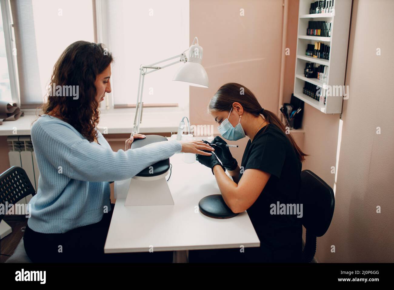 Manicure processo femmina mani unghie dita lucidare Foto Stock