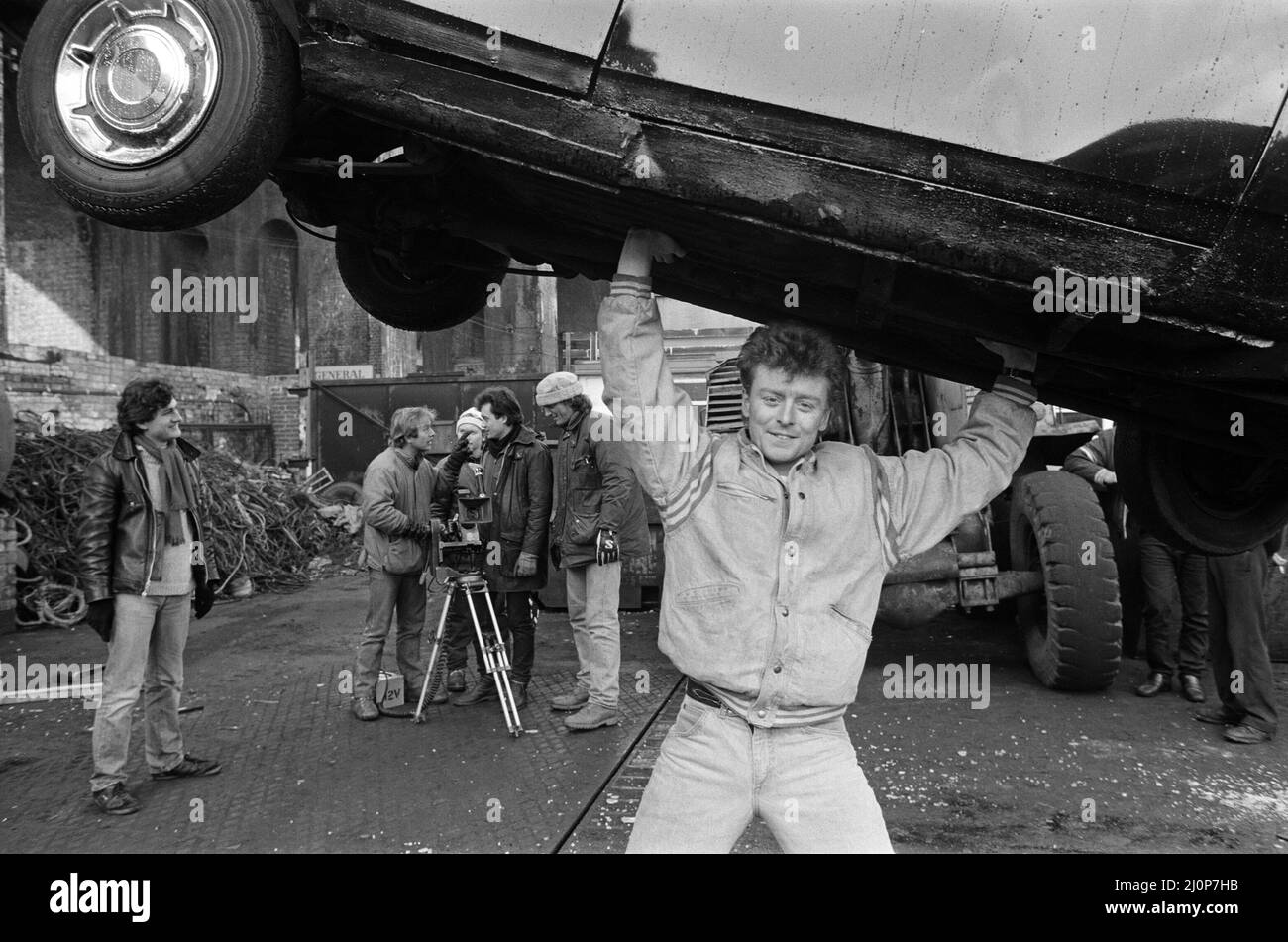 UB40 filmare un video film in un deposito. Il video film presenterà brani del loro album "Labor of Love". Nella foto, Brian Travers, sassofonista con la band e produttore del video. 21st gennaio 1983. Foto Stock