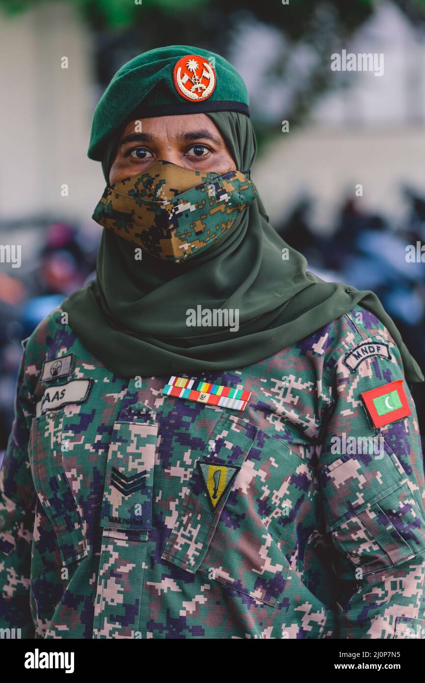 Donna soldato in uniforme Nazionale Maldiviano militare Camouflage su Male Island Foto Stock