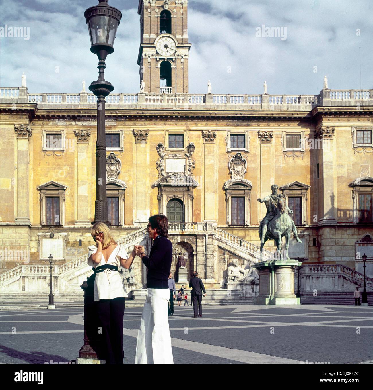 Vintage Rome 1970s, elegante coppia flirting, Piazza del Campidoglio, Palazzo Senatorio, Campidoglio, Italia, Europa, Foto Stock