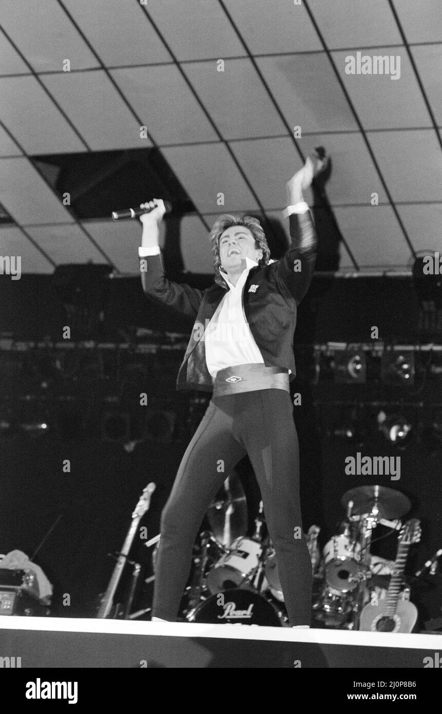 Pop gruppo Wham! In concerto a Whitley Bay. Dicembre 1984. Pop gruppo Wham! In concerto alla pista di pattinaggio su ghiaccio Whitley Bay. L'apertura del Big Tour. 4th dicembre 1984. Foto Stock