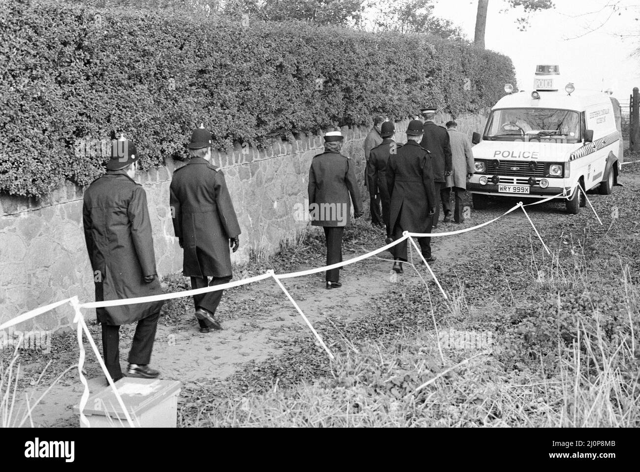 Scena di crimine polizia indagine di zona di sentiero conosciuto localmente come il tampone nero a Narborough, Leicestershire, dove la scolgirl Lynda Mann di 15 anni è stata trovata violentata e strangolata, nella foto di mercoledì 23rd novembre 1983. Colin Pitchfork è stato condannato alla prigione a vita (1988) dopo aver ammesso gli omicidi separati di Lynda Mann di 15 anni (1983) e Dawn Ashworth di 15 anni (1986). Fu la prima persona condannata per omicidio sulla base di prove di impronte digitali del DNA, e la prima ad essere catturata come risultato dello screening del DNA di massa. Foto Stock Scena di crimine polizia indagine di zona di sentiero conosciuto localmente come il tampone nero a Narborough, Leicestershire, dove la scolgirl Lynda Mann di 15 anni è stata trovata violentata e strangolata, nella foto di mercoledì 23rd novembre 1983. Colin Pitchfork è stato condannato alla prigione a vita (1988) dopo aver ammesso gli omicidi separati di Lynda Mann di 15 anni (1983) e Dawn Ashworth di 15 anni (1986). Fu la prima persona condannata per omicidio sulla base di prove di impronte digitali del DNA, e la prima ad essere catturata come risultato dello screening del DNA di massa. Foto Stock