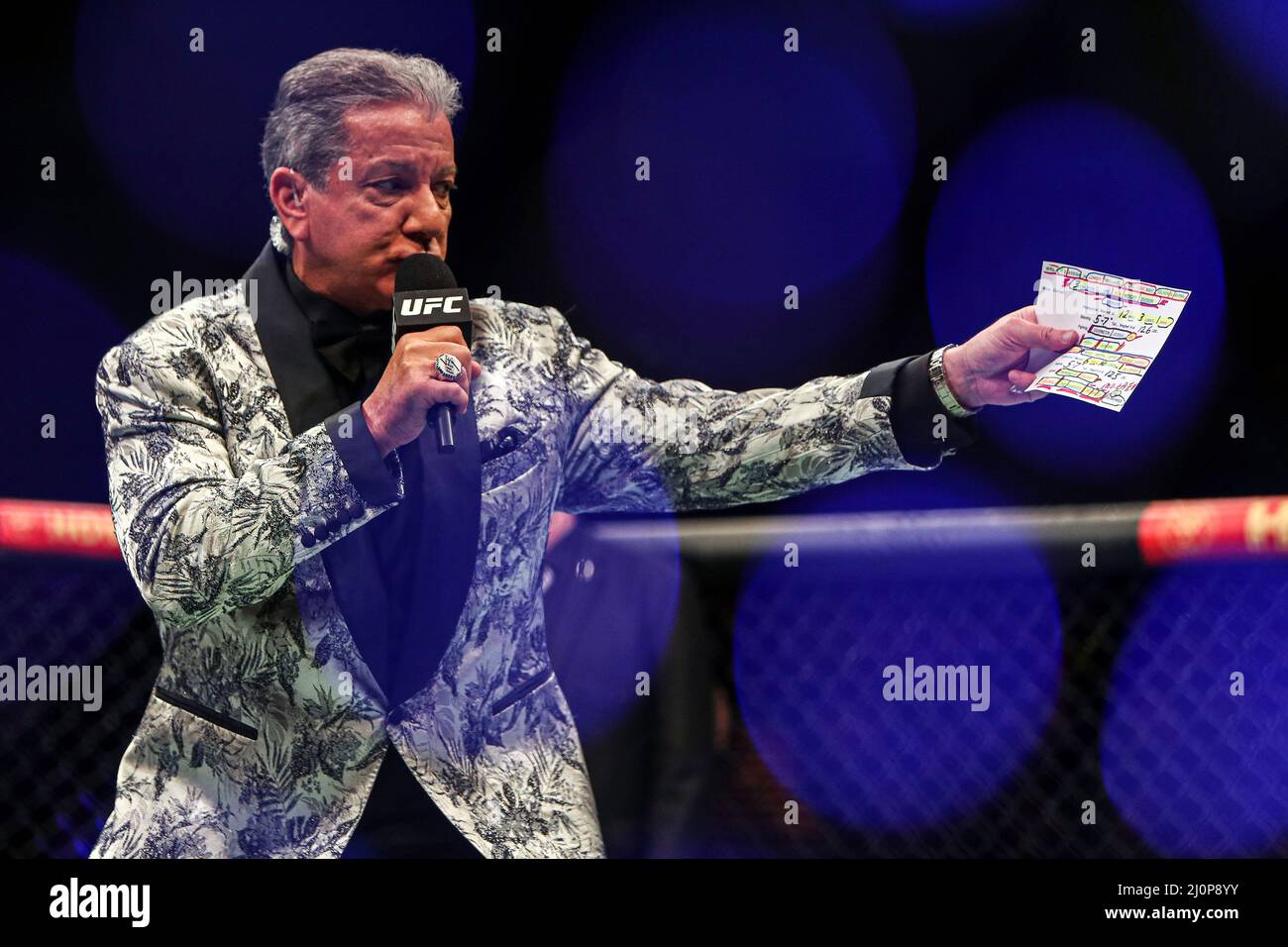 L'annunciatore dell'anello UFC Bruce buffer annuncia una lotta al O2, Londra. Data foto: Sabato 19 marzo 2022. Foto Stock