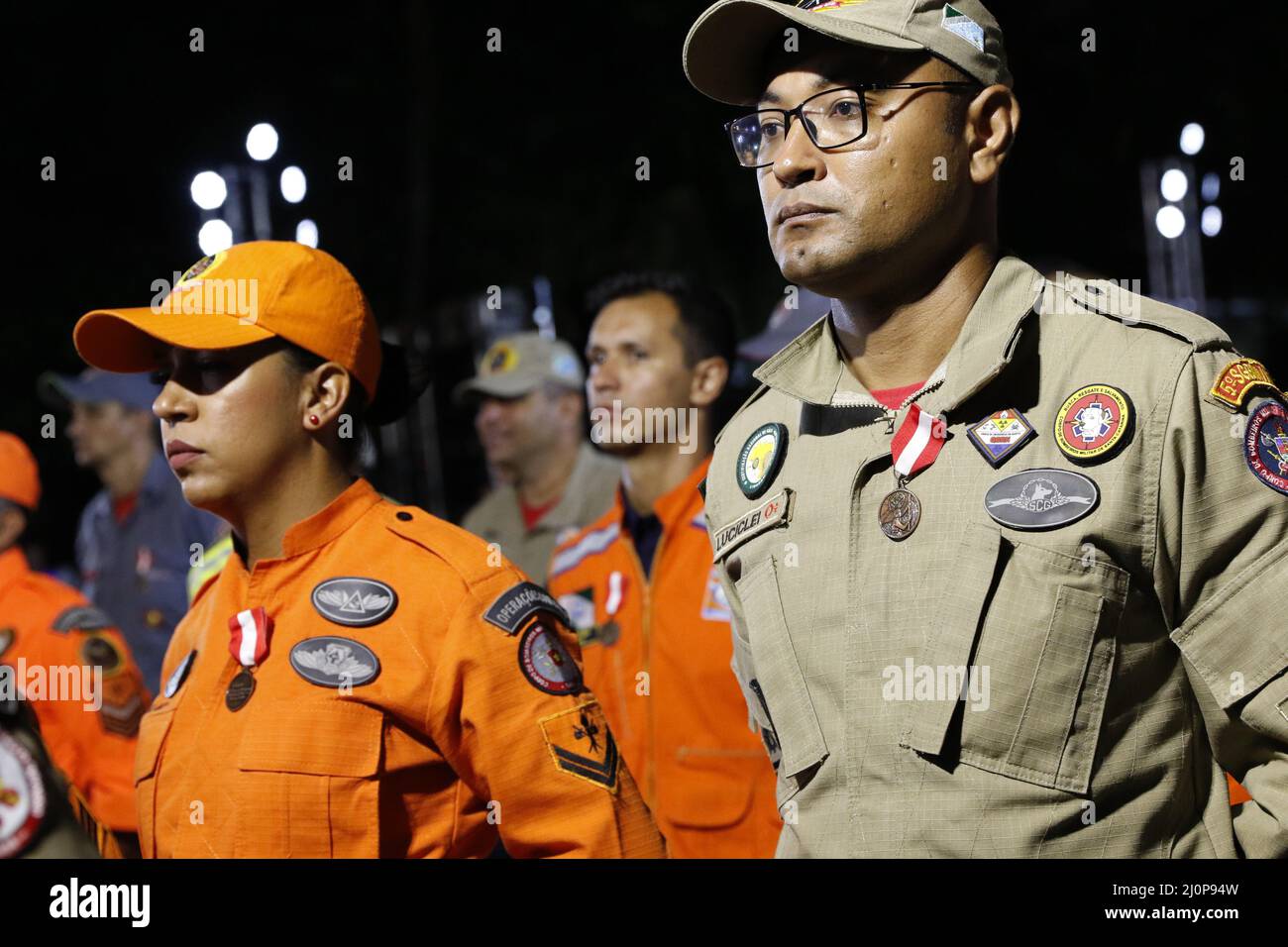 I vigili del fuoco della squadra di operazione di ricerca e salvataggio che ha lavorato al disastro della pioggia di Petrópolis ricevono medaglie in onore delle vittime della tragedia Foto Stock