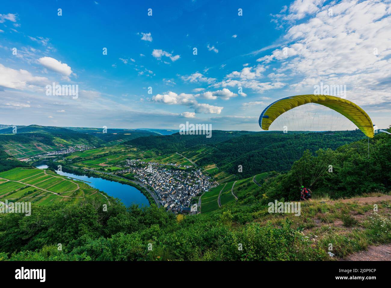 Parapendio sui vigneti della Mosella Foto Stock