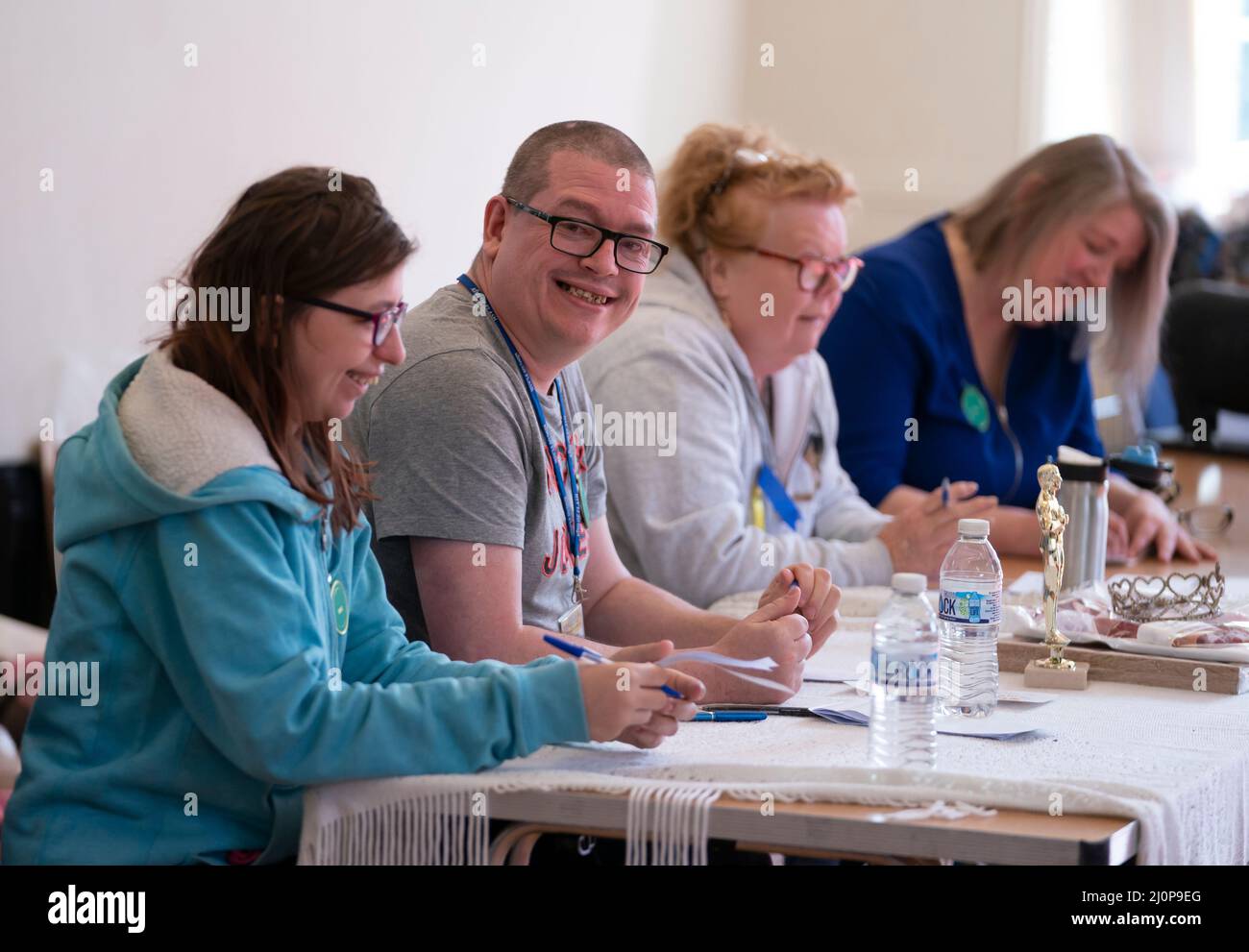 Giudici durante l'Hollywood (Un giorno all'Oscar's) tema Furbebes Dog Pageant al Collingham Memorial Hall, Leeds. Data foto: Domenica 20 marzo 2022. Foto Stock