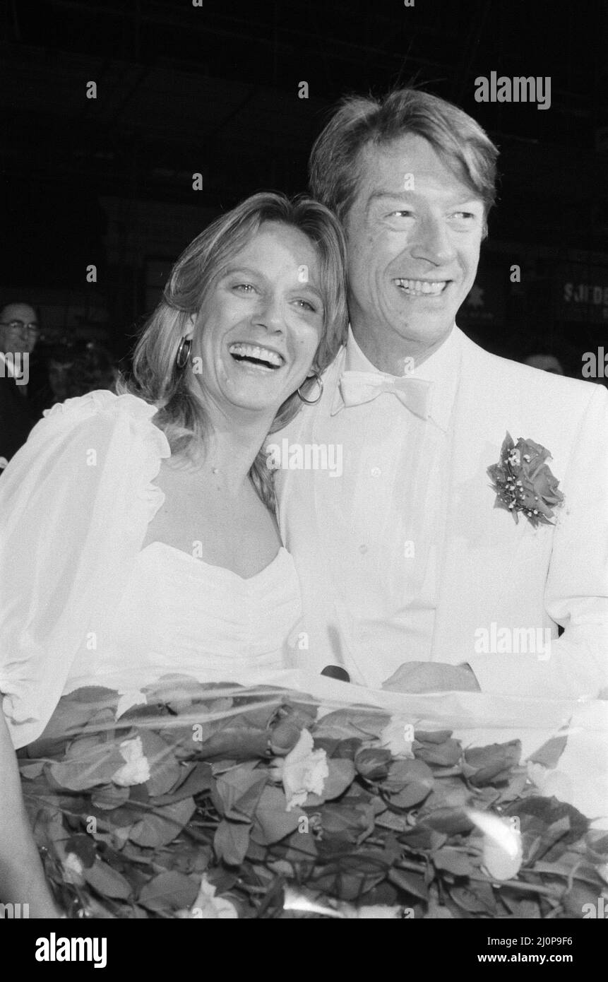 John Hurt, protagonista del nuovo film 'The Hit', è andato alla prima in Shaftsbury Avenue con la sua sposa. John Hurt si sposò solo stamattina, giovedì, con Donna Peacock, e arrivarono al cinema tutti vestiti di bianco. Foto scattata il 6th settembre 1984 Foto Stock