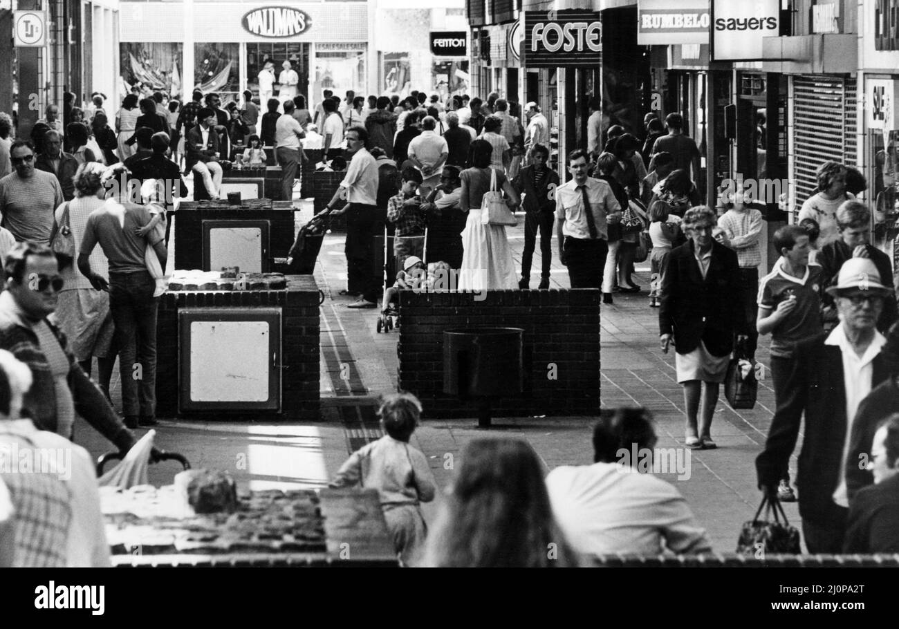 Grange Precinct, Birkenhead, brulicante di acquirenti - ma se Lairds si avvicina anche questo simbolo di più ampia prosperità in Wirral si sente il pizzico. 27th luglio 1984. Foto Stock