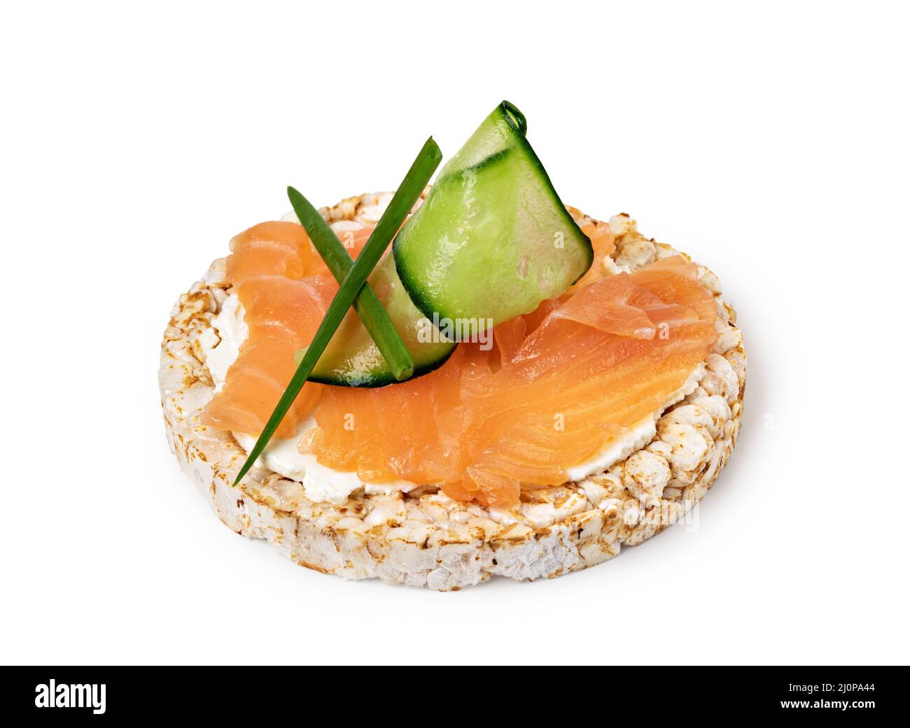 Torte di riso con formaggio cremoso, salmone fresco e cetrioli Foto Stock