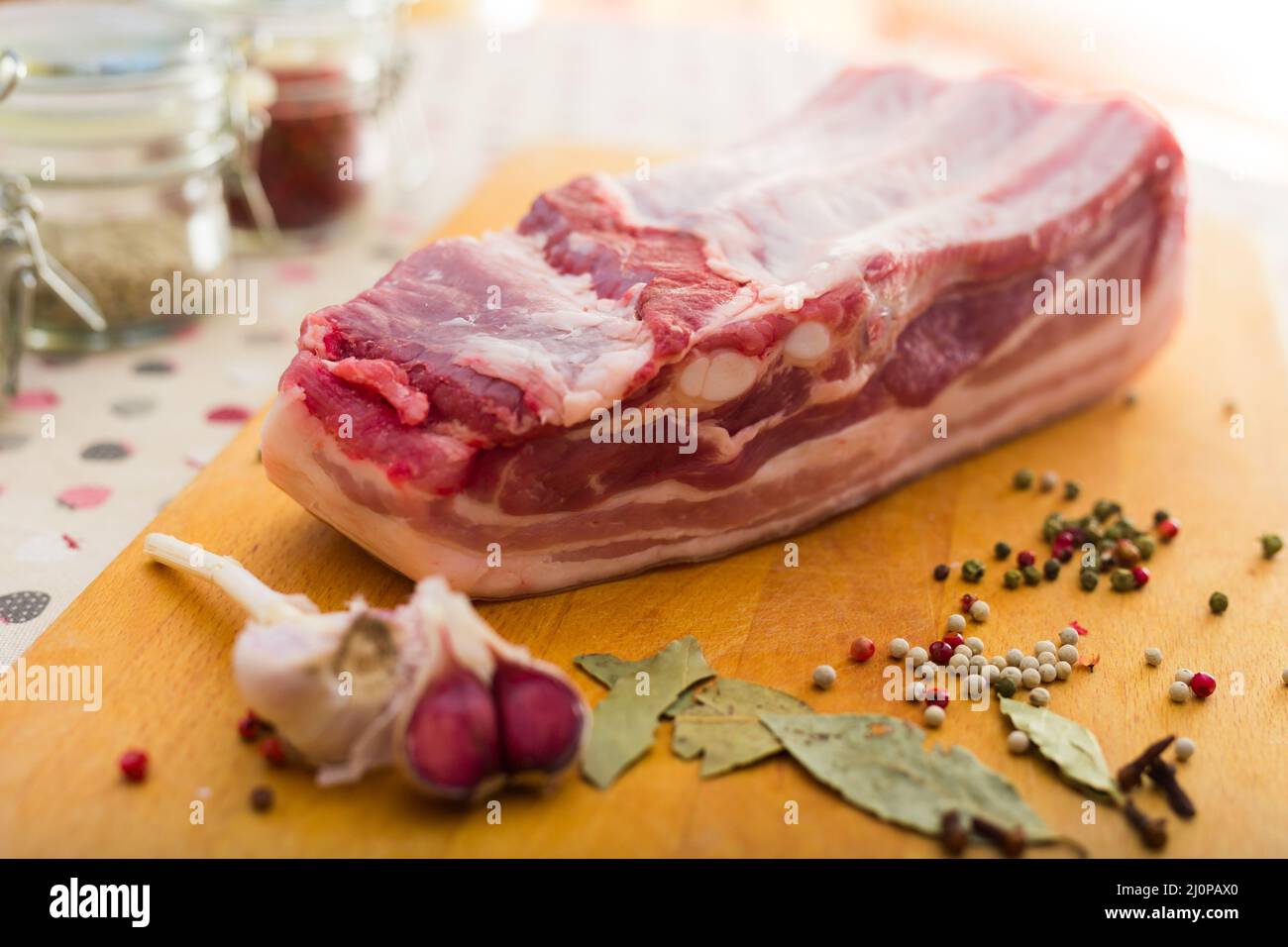 cucina tradizionale lardo fatto in casa con spezie. pancia di maiale con strato a bordo Foto Stock