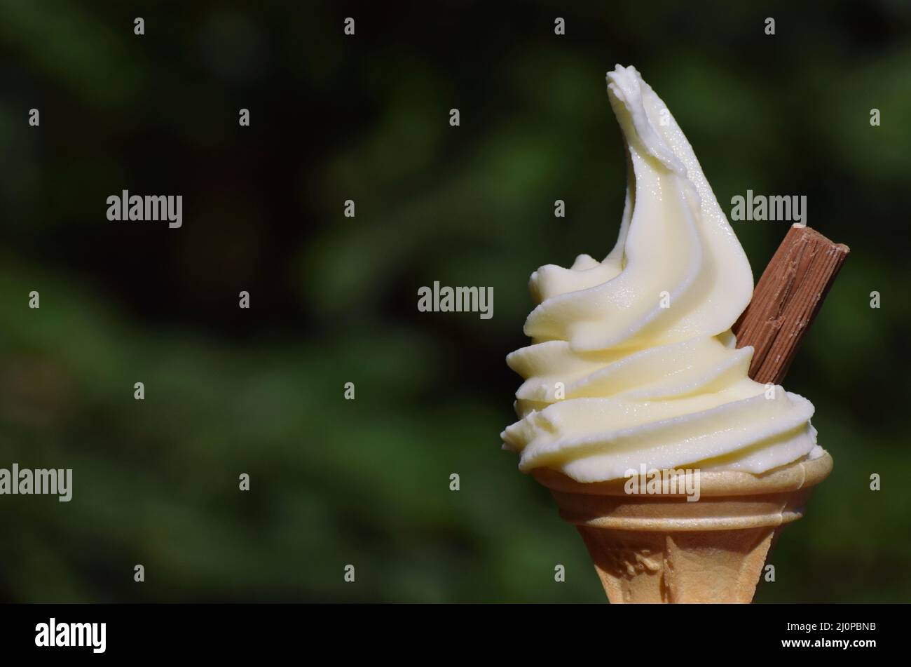 Gelato morbido alla vaniglia montato con un fiocco di cioccolato in un cono di cialda. Conosciuto come Flake 99 o MR Whippy nel Regno Unito Foto Stock