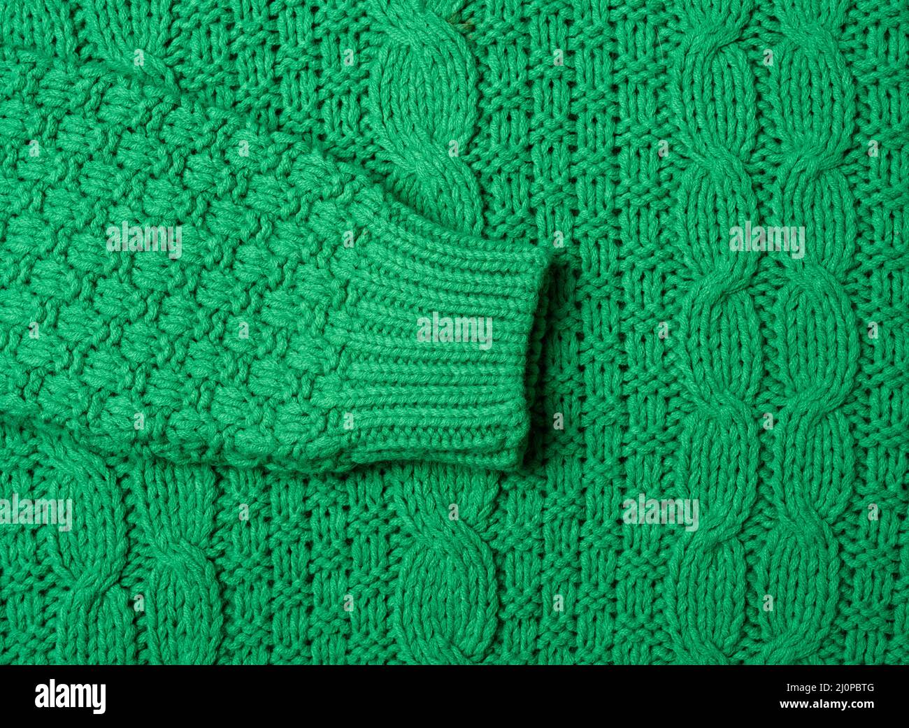 Maglia chunky di un maglione con fili verdi, full frame. Vestiti accoglienti e caldi Foto Stock