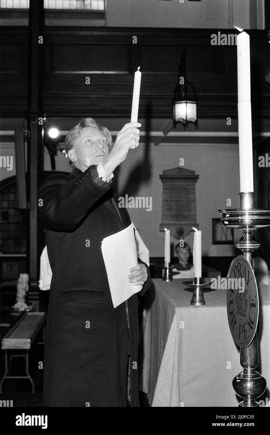 Michael Heseltine, Segretario di Stato per la Difesa, accendi la candela alla chiesa di Santa Maria di Lewisham, dove c'era una veglia di pace. Durante la sua passeggiata a Lewisham. 11th febbraio 1983. Foto Stock