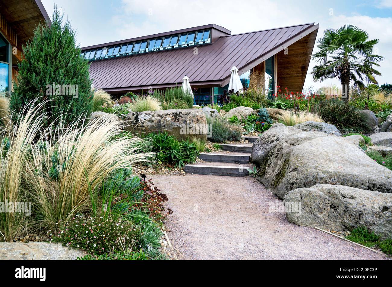 Royal Horticultural Society, Gardeners Rest Restaurant, Hyde Hall, . Suggestiva architettura del Gardeners Rest, vista dal Dry Garden. Foto Stock