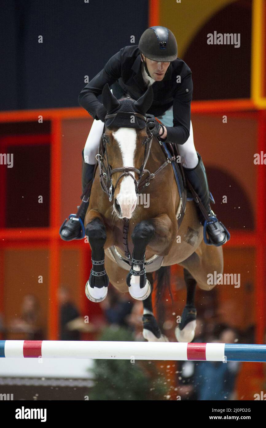 Kevin STAUT (fra) guida CHEPPETTA durante il Prix GL Eventi al Saut-Hermes 2022, evento equestre FEI il 19 marzo 2022 presso l'effimero Grand-palais di Parigi, Francia - Foto: Christophe Bricot/DPPI/LiveMedia Foto Stock