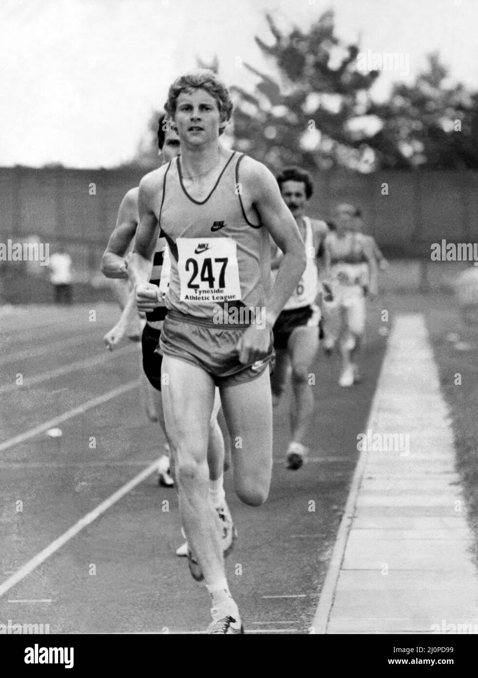 L'atleta Steve Cram Steve Cram durante una gara 3.37.6 1500m a Gateshead 6 luglio 1983, per prenotare un biglietto per i Campionati del mondo di Helsinki Foto Stock