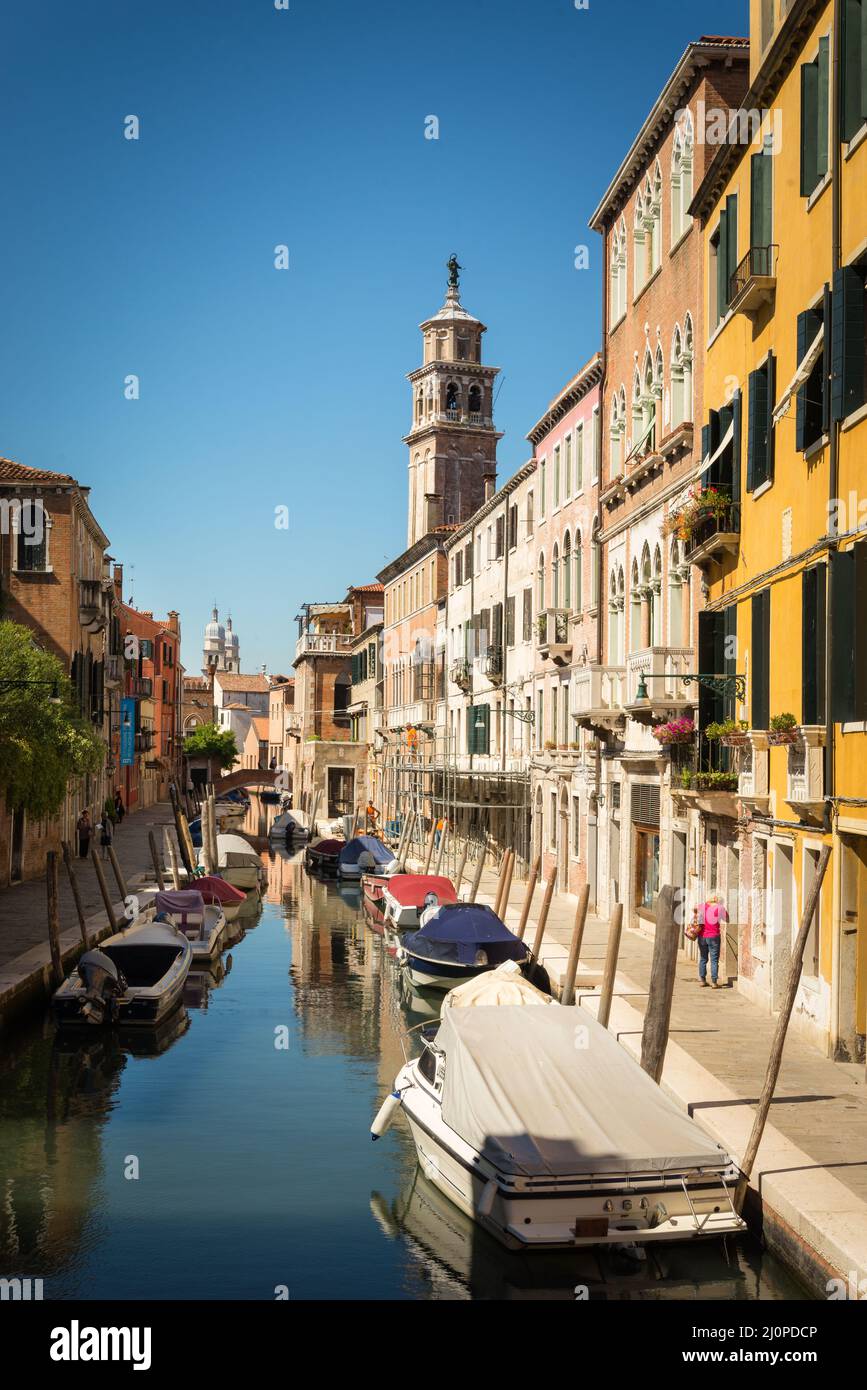 Venezia, italia: canale amll con barche e chiesa Foto Stock