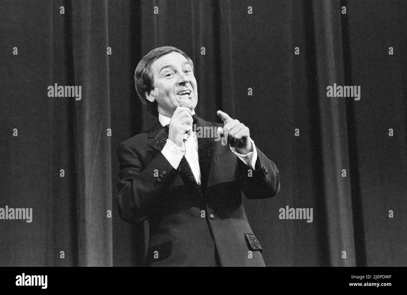 Stelle omaggio al compianto Eric Morecambe. Des o'Connor prende il palco. 9th novembre 1984. Foto Stock