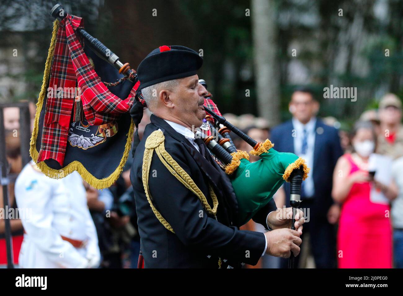 Bagpiper kilt vestito strumento musicale, tipica tradizione scotish alla sfilata di strada Foto Stock