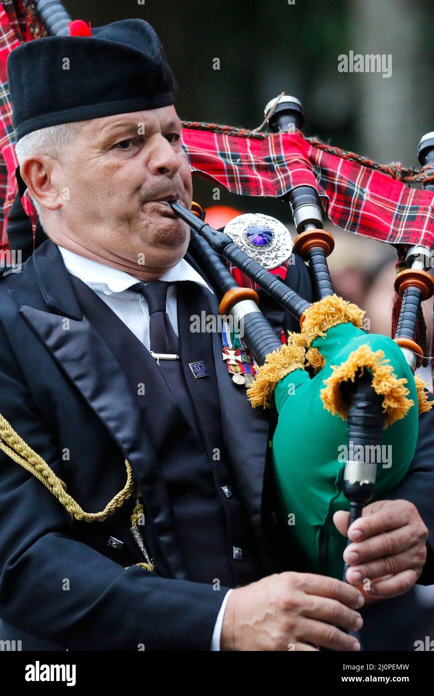 Bagpiper kilt vestito strumento musicale, tipica tradizione scotish alla sfilata di strada Foto Stock