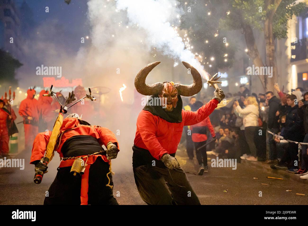 Se questo (che dà fuoco alle corna di un toro) è un uomo