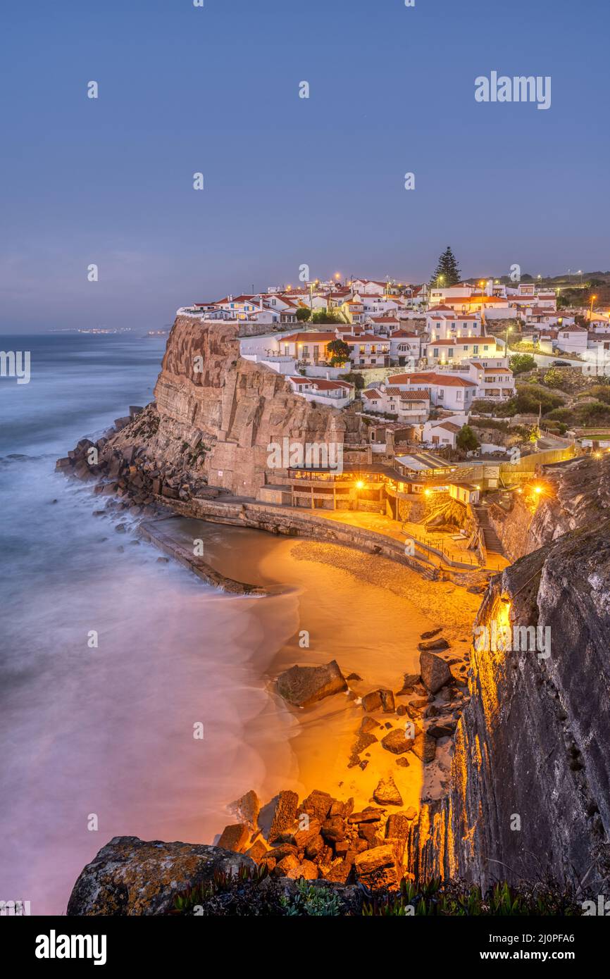 Il bellissimo villaggio di Azenhas do Mar sulla costa atlantica portoghese dopo il tramonto Foto Stock