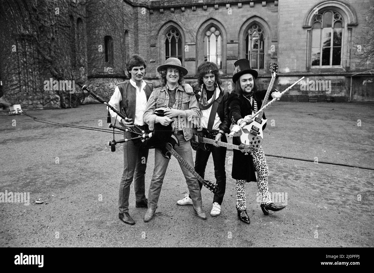 Slade (Don Powell, Noddy Holder, Jim Lea e Dave Hill) ha girato un nuovo video al castello di Eastnor, vicino a Ledbury. 26th gennaio 1984. Foto Stock