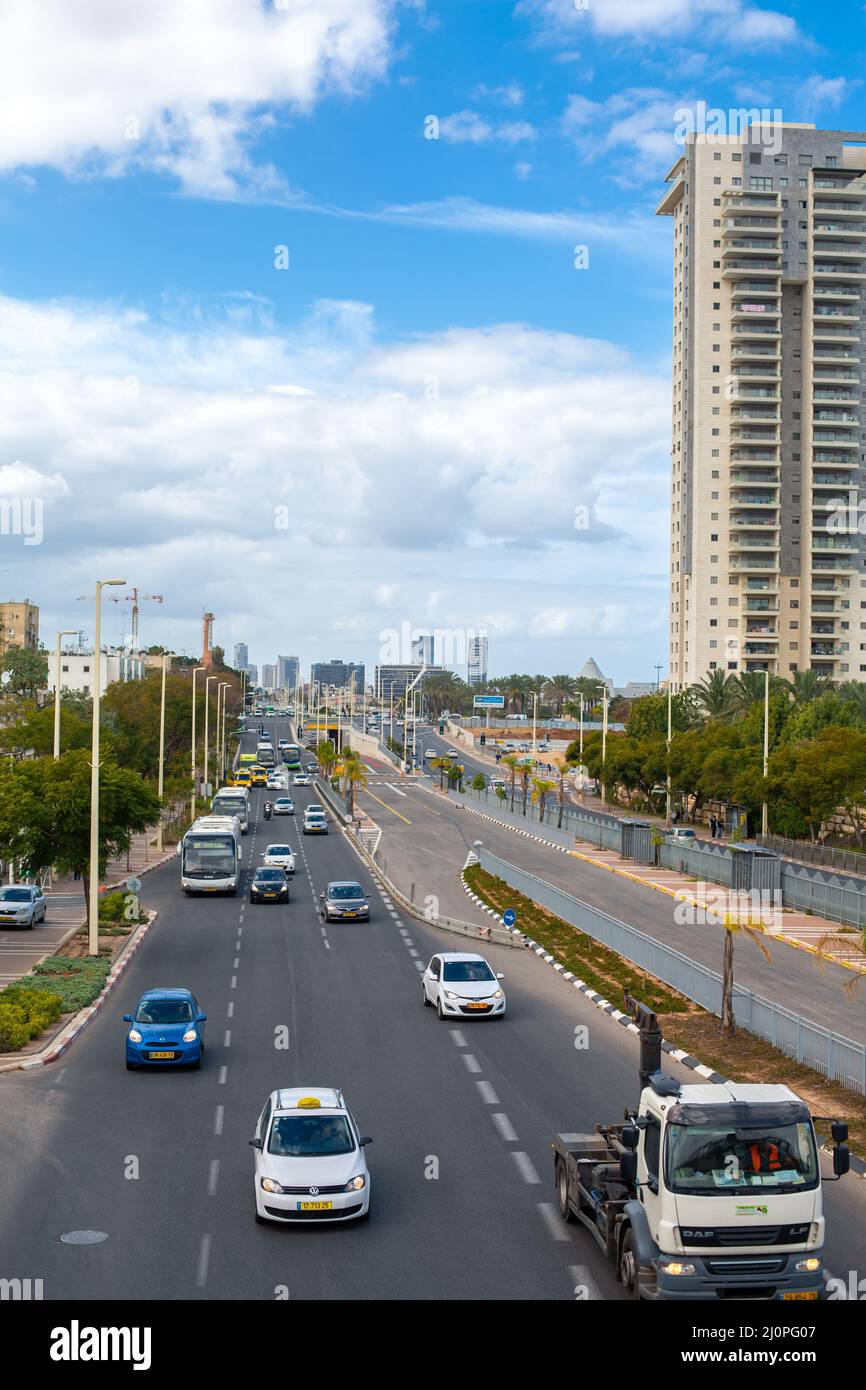 Autostrade della città e traffico in Israele. Tel Aviv, Israele - 02.14.2015 Foto Stock