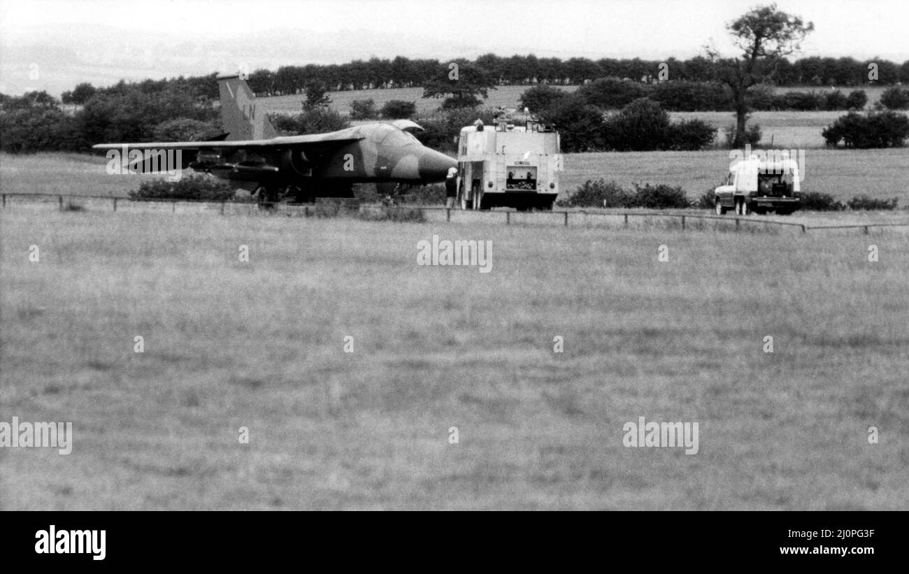 Un americano USAF General Dynamics F-111 Aardvark combattente bombardiere ha dovuto fare un touchdown di emergenza all'aeroporto di Newcastle. Gli equipaggi di pompieri e crash si trovavano accanto all'aeromobile dopo che era stato tassato in un angolo remoto del campo aereo. I servizi aerei programmati non sono stati influenzati. Il pilota dell'aereo di guai-hit ha radioizzato un avvertimento di emergenza alla torre di controllo di Newcastle ed è stato dato il permesso di atterrare. 08/08/1983 Foto Stock