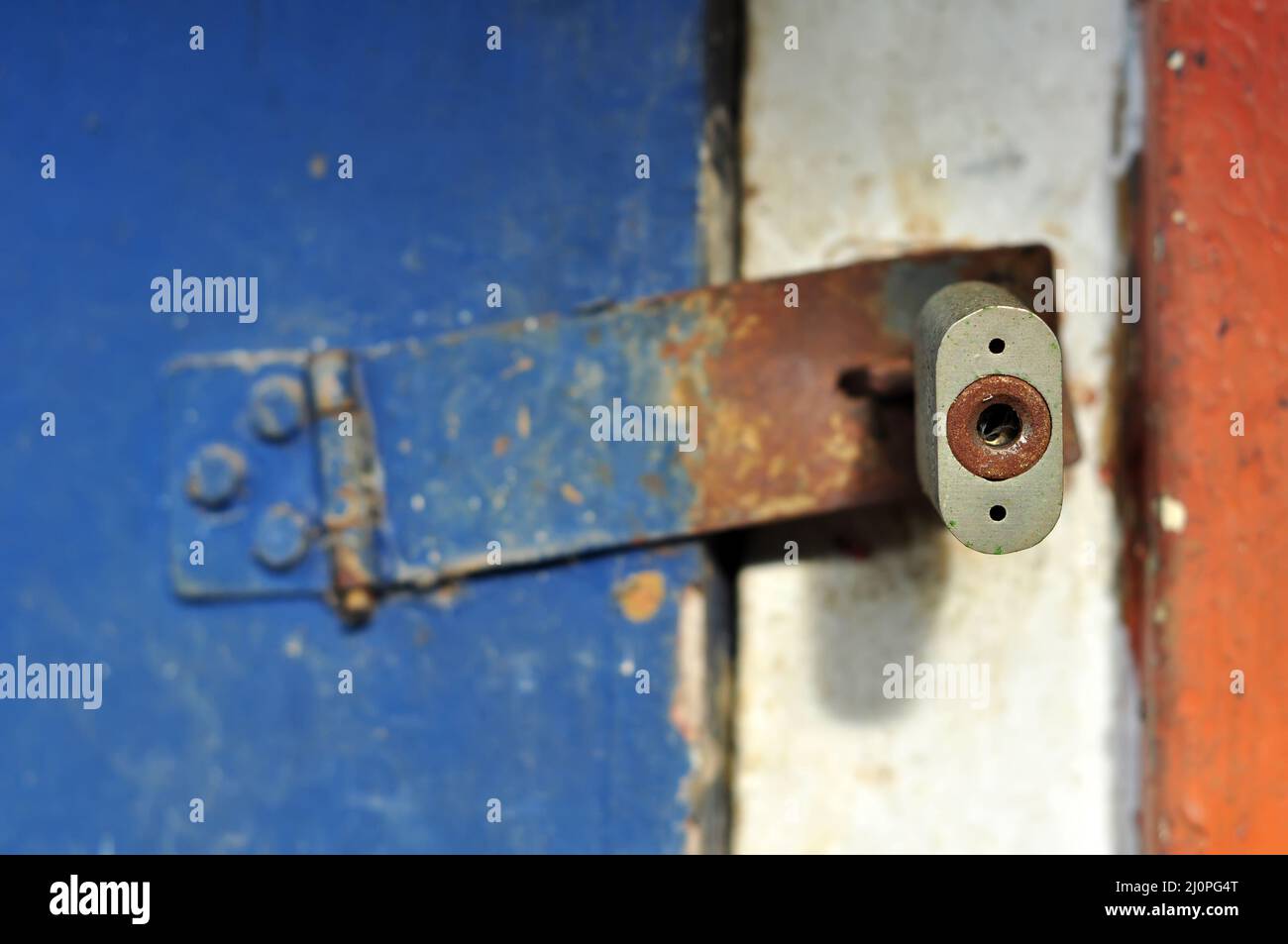 Serratura con lucchetto su sfondo porta in legno blu Foto Stock