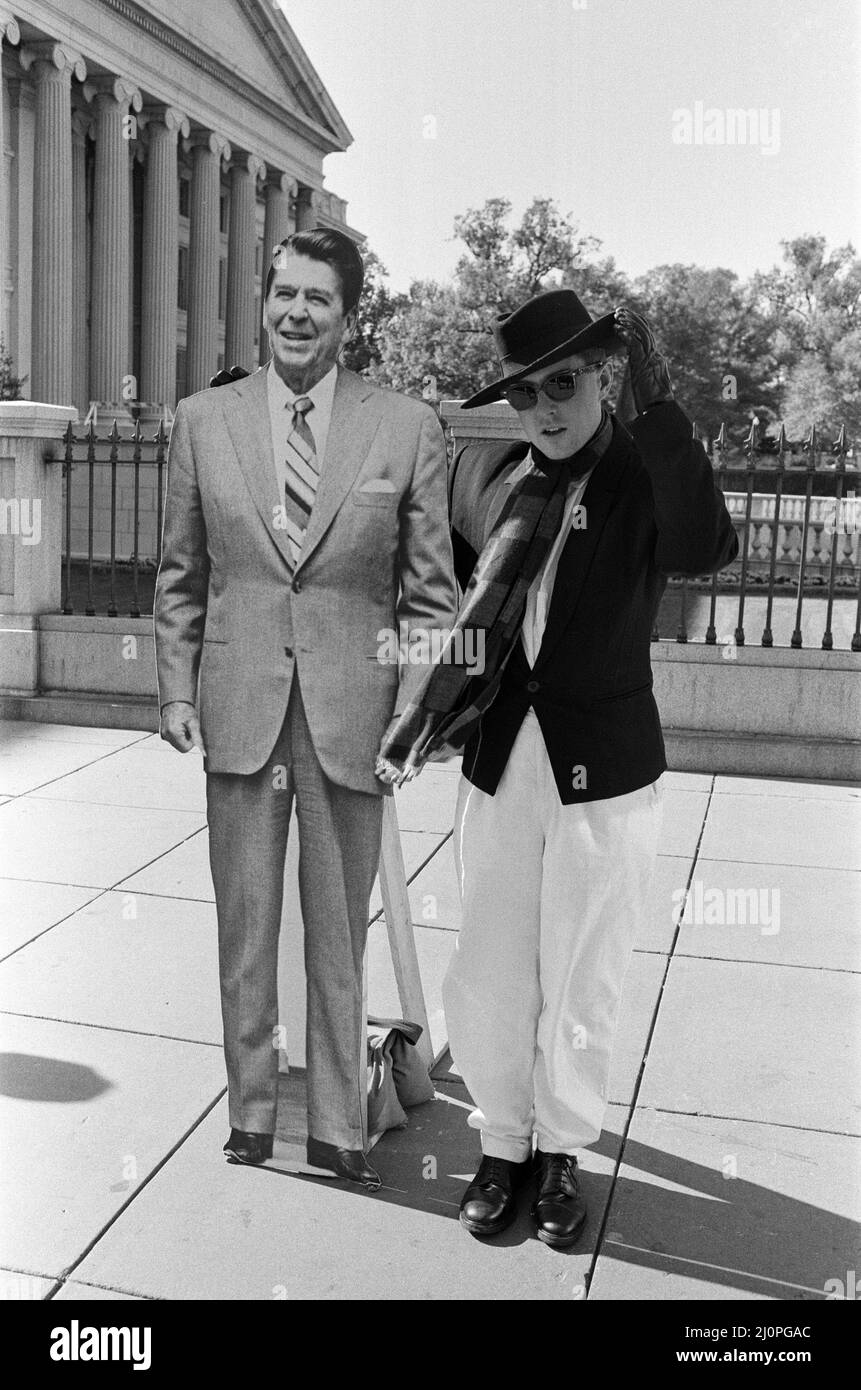 Holly Johnson posa fuori dalla Casa Bianca con un taglio a grandezza naturale di Ronald Reagan. La band di Liverpool Frankie va a Hollywood, a Capitol Hill a Washington durante il loro tour degli Stati Uniti. 8th novembre 1984. Foto Stock