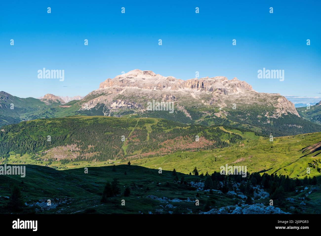 Cresta del Sella con la cima più alta della boe Piz dal sentiero escursionistico Bellow cima del monte Setass nelle Dolomiti montagne in Italia durante l'estate mo Foto Stock