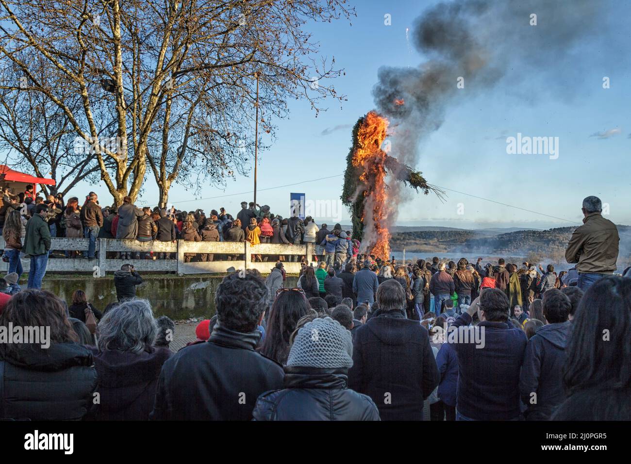 Podence - il Carnevale tradizionale portoghese Queima do Entrendo ('bruciare l'uomo di vimini'), che segnala la fine del festival. Foto Stock
