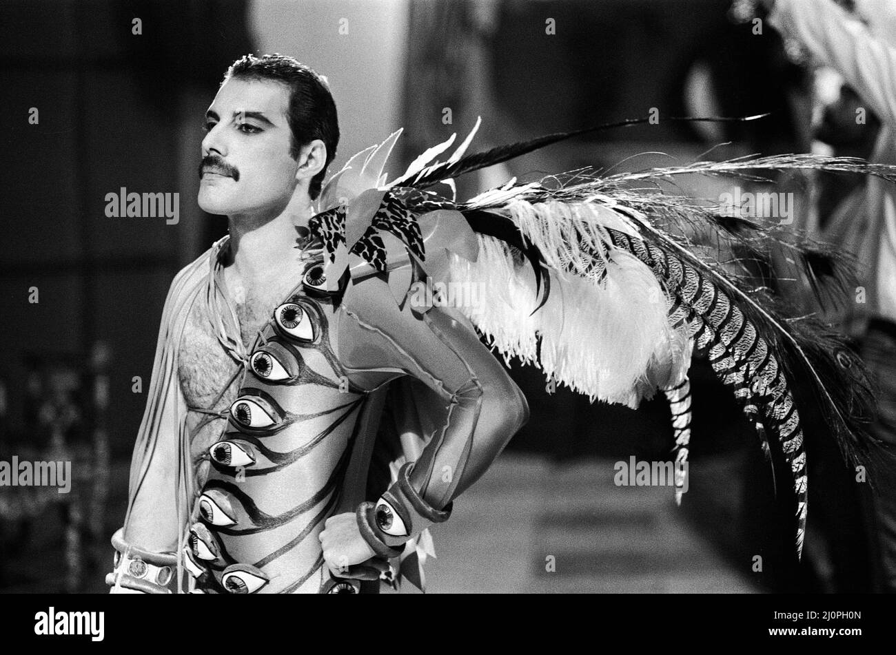 Il gruppo rock britannico Queen ha fatto un video per il loro ultimo singolo "ITS A Hard Life" a Monaco, Germania occidentale. Singer Freddie Mercury indossa il suo outfit 'eye'. 22nd giugno 1984. Foto Stock