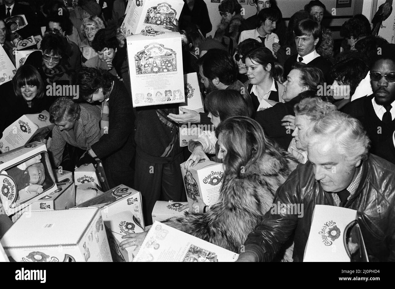 Bambole di cavolo Patch a Hamleys, il negozio di giocattoli più in alto a Londra. Centinaia di persone hanno reclamato per le bambole quando il negozio ha aperto alle 9,00 di questa mattina, sabato. 3rd dicembre 1983. Foto Stock