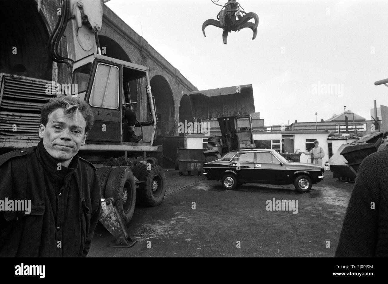 UB40 filmare un video film in un deposito. Il video film presenterà brani del loro album "Labor of Love". Nella foto, Ali Campbell, cantante leader con la band. 21st gennaio 1983. Foto Stock