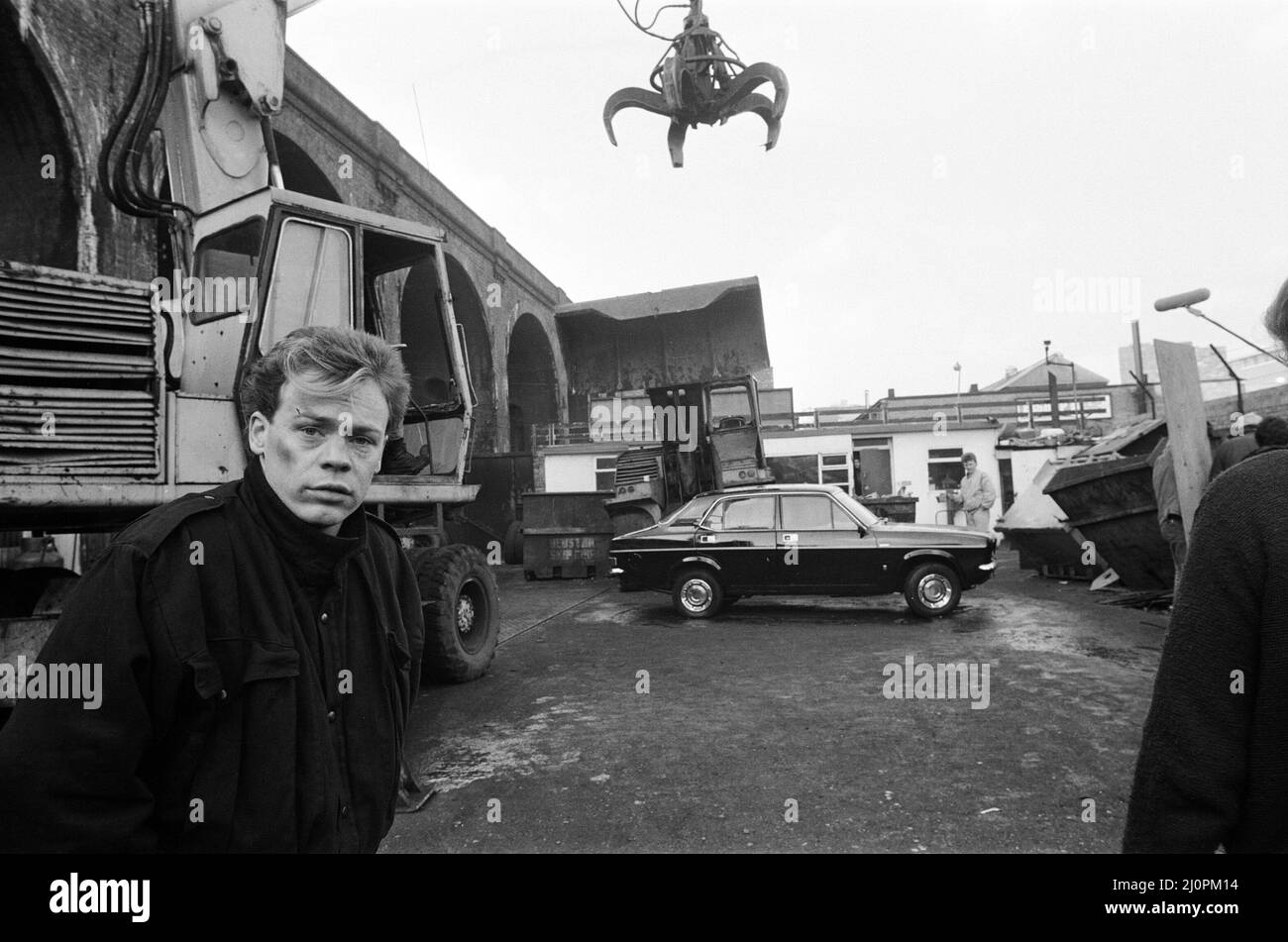 UB40 filmare un video film in un deposito. Il video film presenterà brani del loro album "Labor of Love". Nella foto, Ali Campbell, cantante leader con la band. 21st gennaio 1983. Foto Stock