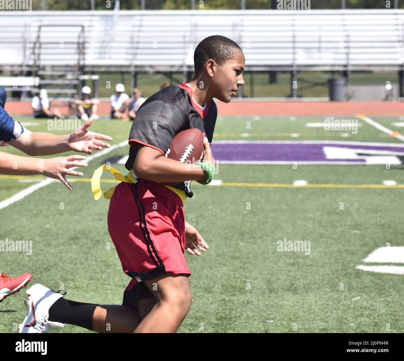 Flag Football Player evadere l'opposizione Foto Stock