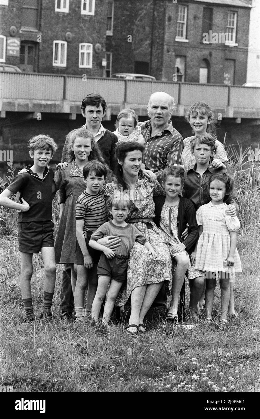 Gordon Gillick con la moglie Victoria Gillick e i loro dieci figli a casa a Wisbech, Cambridgeshire. I figli sono Clementine (1), Ambrogio (3), Sarah (5), Gabriel (6), Jessie (9), James (11), Theo (11), Hannah (12), Beatrice (13) e Benedetto (15). 25th luglio 1983. Foto Stock